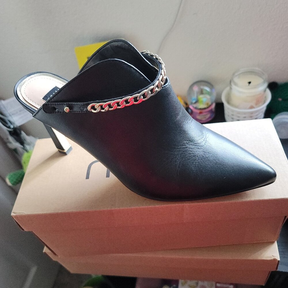 White House black market hills.